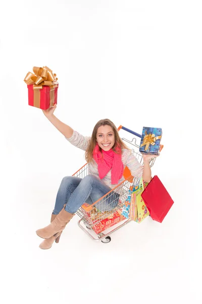 Glückliche Frau im Warenkorb mit Geschenken — Stockfoto