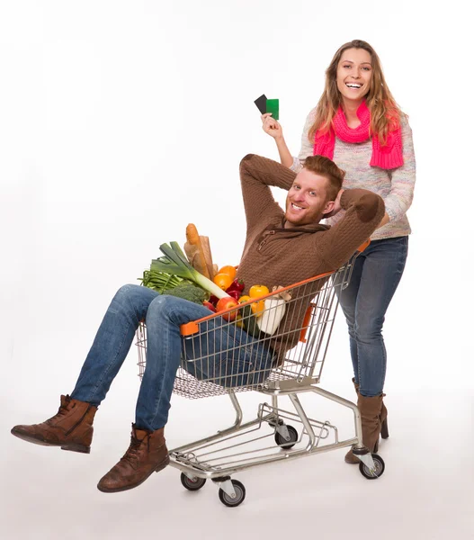Casal feliz com carrinho de compras — Fotografia de Stock
