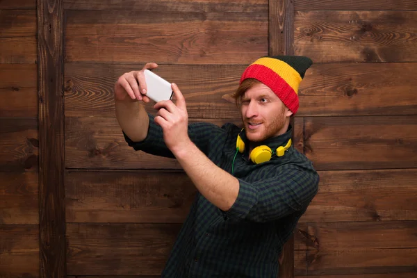 Hipster-Mann macht Selfies über Holz — Stockfoto
