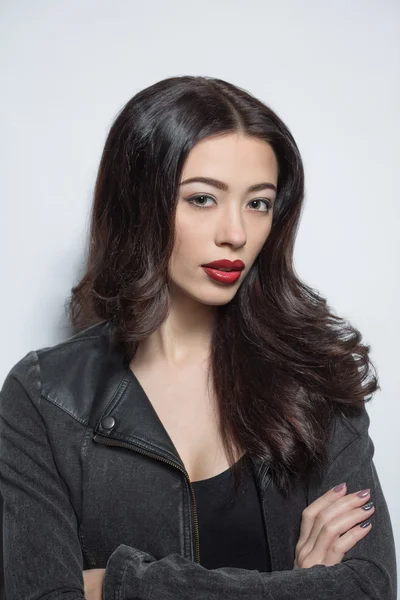 Mulher modelo de moda com lábios vermelhos escuros no estúdio — Fotografia de Stock