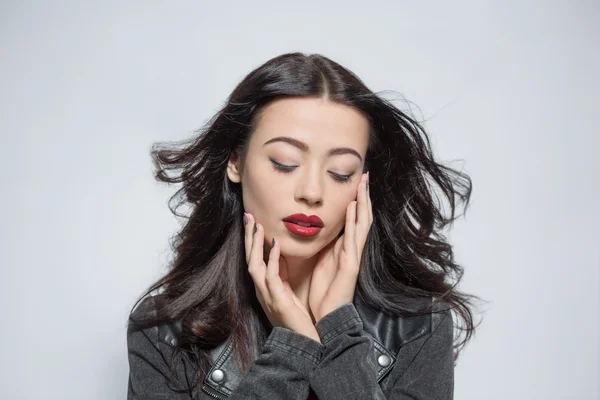 Mulher modelo de moda com lábios vermelhos escuros no estúdio — Fotografia de Stock