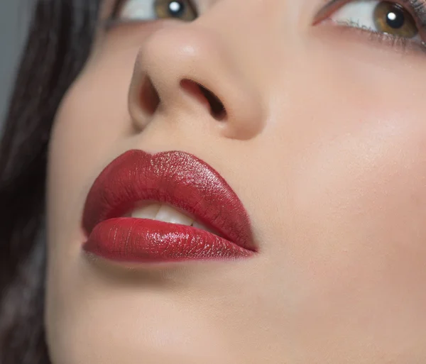 Retrato de la señora de la moda con labios de color rojo oscuro — Foto de Stock