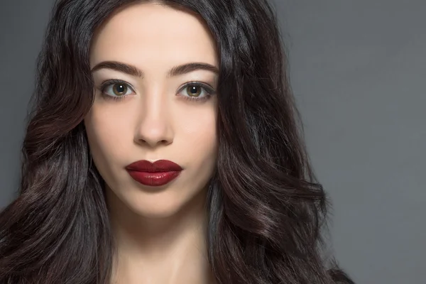 Modelo de moda mujer con labios de color rojo oscuro en el estudio —  Fotos de Stock