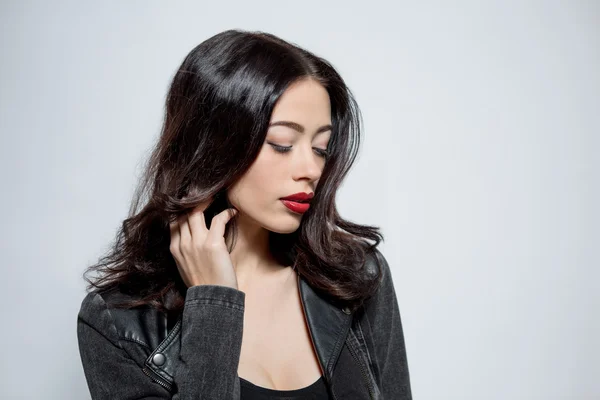 Modelo de moda mujer con labios de color rojo oscuro en el estudio — Foto de Stock