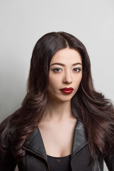 Modelo de moda mujer con labios de color rojo oscuro en el estudio —  Fotos de Stock
