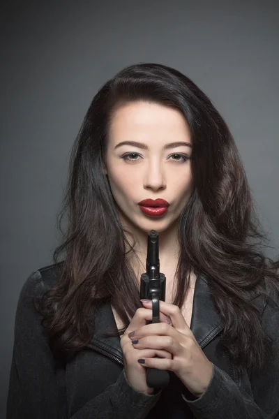 Femme mannequin avec lèvres rouge foncé en studio — Photo