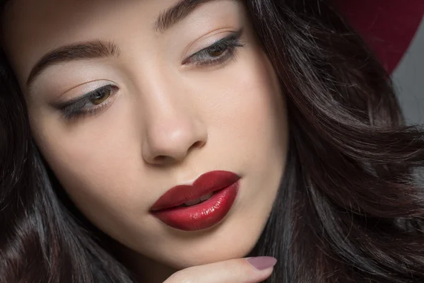 Fashion model woman with dark red hat on — Stock Photo, Image