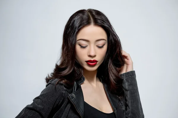 Kobieta moda model z ciemno czerwone usta w studio — Zdjęcie stockowe