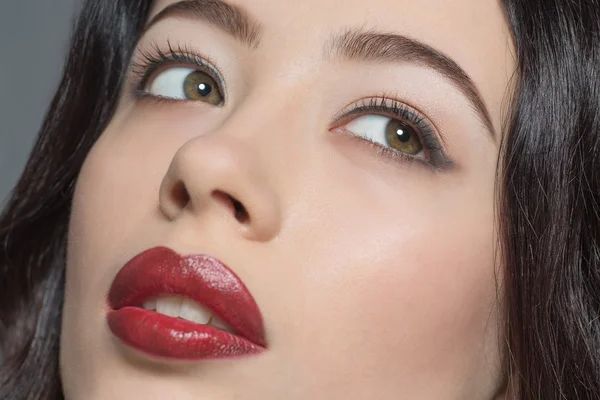 Retrato de senhora da moda com lábios vermelhos escuros — Fotografia de Stock