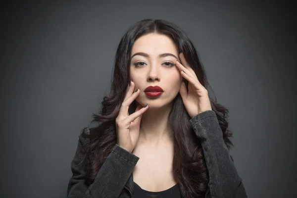 Modelo de moda mujer con labios de color rojo oscuro en el estudio —  Fotos de Stock