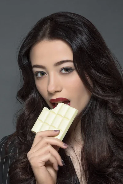 Retrato de señora de la moda con chocolate blanco — Foto de Stock