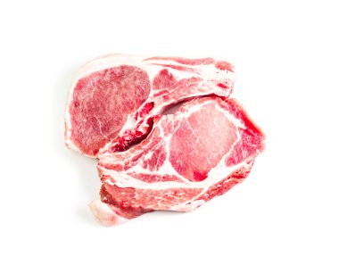 Beyaz arka plan üzerinde izole ham sığır eti parçaları
