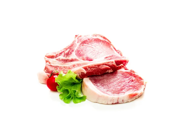 Pedaços de carne crua isolados sobre fundo branco — Fotografia de Stock