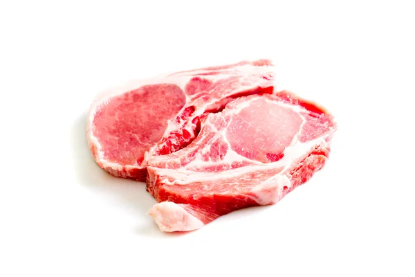 Kousky syrového hovězího masa izolovaných na bílém pozadí — Stock fotografie