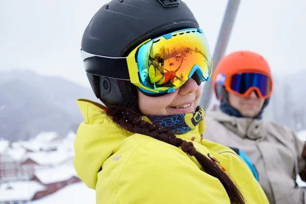 Couple assis sur le télésiège dans les stations de montagne. — Photo