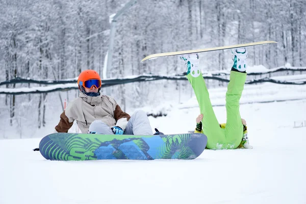 Δύο snowboarders - άνδρες και γυναίκες κάθονται στα βουνά — Φωτογραφία Αρχείου