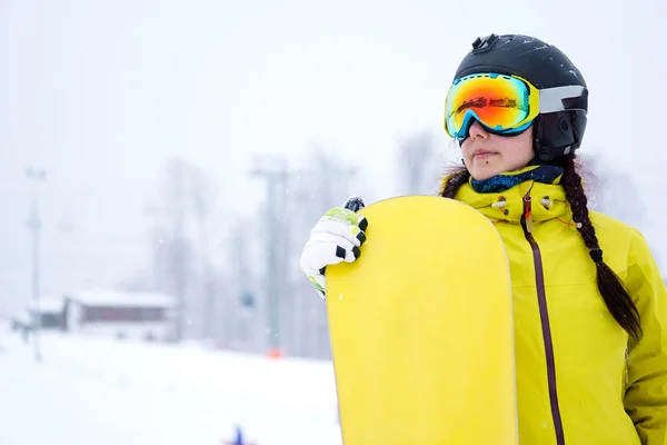 Snowboarder feminino de pé com snowboard — Fotografia de Stock