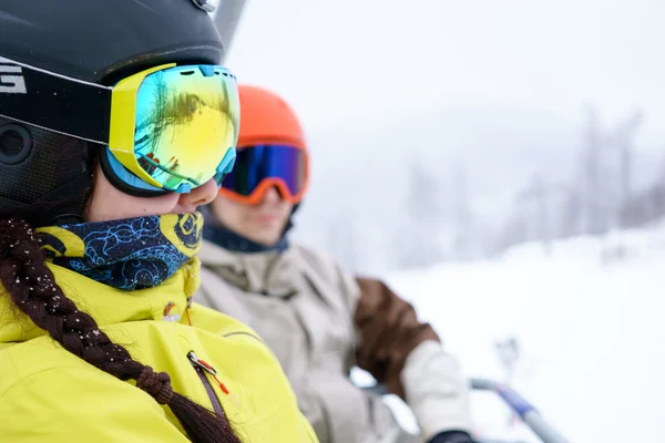 Couple assis sur le télésiège dans les stations de montagne. — Photo