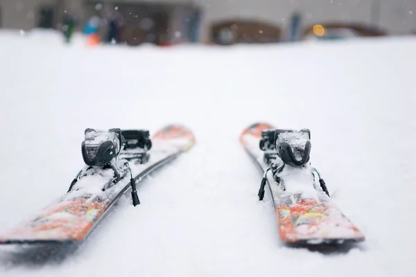 Skis parked about hotel in the mountains. — Stock Photo, Image