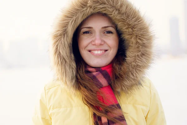 Winterporträt einer jungen Frau. flacher dof. — Stockfoto