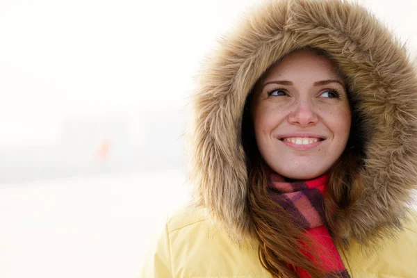 Jonge vrouw winter portret. ondiepe dof. — Stockfoto