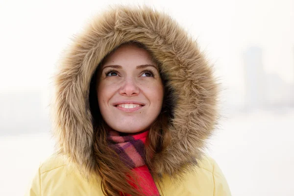 Jonge vrouw winter portret. ondiepe dof. — Stockfoto