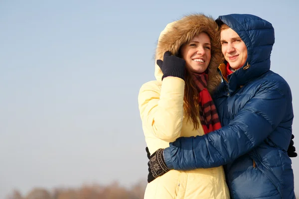 Ritratto esterno di giovane coppia nel freddo inverno . — Foto Stock