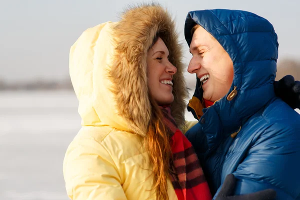 Happy Young Coppia in Winter Park divertirsi. Famiglia all'aperto. amore bacio — Foto Stock