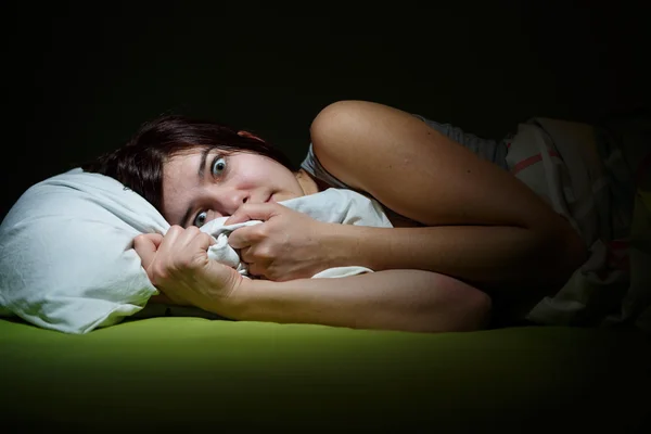 Jovem na cama com os olhos abertos sofrendo insônia. Concepção adormecida e problemas de pesadelo — Fotografia de Stock