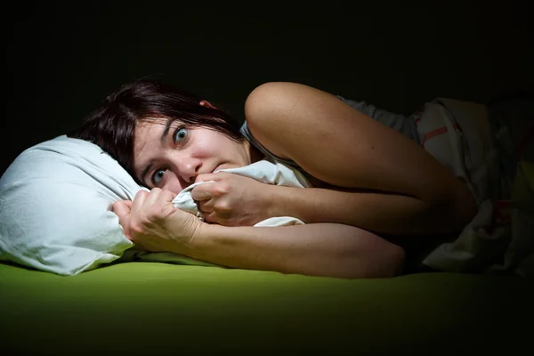 Wanita muda di tempat tidur dengan mata terbuka menderita insomnia. Konsep tidur dan masalah mimpi buruk — Stok Foto