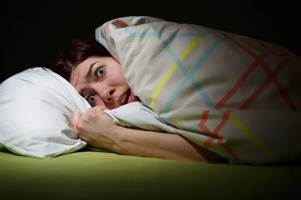 Gözlerle yatakta genç kadın acı uykusuzluk açıldı. Konsept ve kabus sorunları uyku — Stok fotoğraf