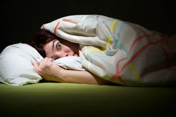 눈으로 침대에 젊은 여성이 고통 불면증을 열었다. 개념 및 악몽 문제를 자 — 스톡 사진