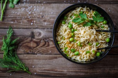 Chow Mein: kızarmış noodle ile tavuk ve sebze yakın çekim. üstten yatay görünüm