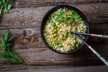 Chow Mein: kızarmış noodle ile tavuk ve sebze yakın çekim. üstten yatay görünüm