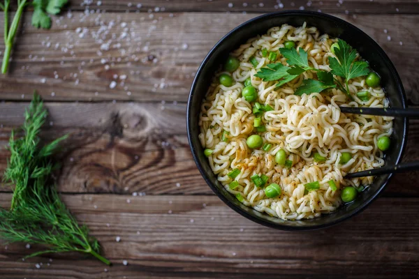 Chow Mein: kızarmış noodle ile tavuk ve sebze yakın çekim. üstten yatay görünüm