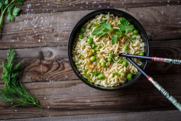 Chow Mein: kızarmış noodle ile tavuk ve sebze yakın çekim. üstten yatay görünüm