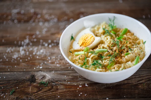 Fideos asiáticos con cebolla verde fresca y huevo cocido — Foto de Stock
