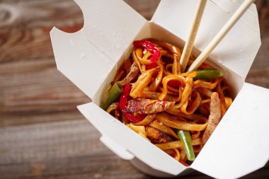 Taze yeşil soğan ve haşlanmış yumurta ile Asya erişte