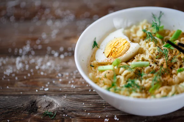 Asiatische Nudeln mit frischen grünen Zwiebeln und gekochtem Ei — Stockfoto