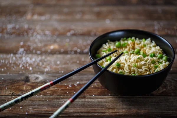 Cuenco de fideos con guisantes frescos y cebolla picada . — Foto de Stock