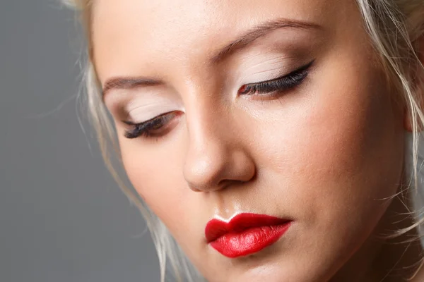 Hermosa cara de mujer con maquillaje. Belleza concepto de moda . — Foto de Stock