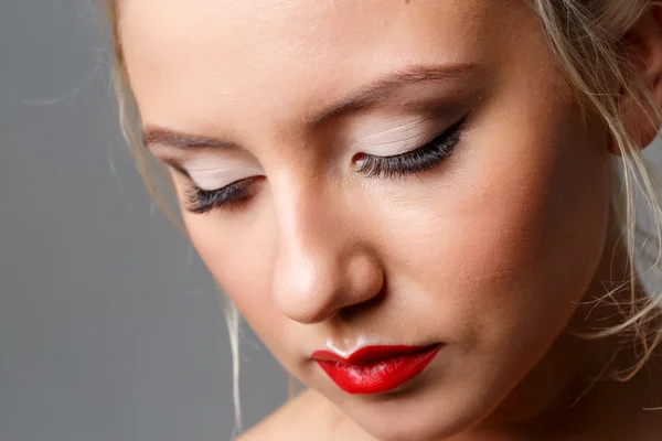 Schönes Frauengesicht mit Make-up. Schönheitsmodekonzept. — Stockfoto