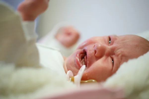 Hermoso bebé recién nacido llorando en su cama — Foto de Stock