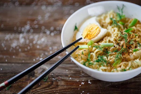 Fideos asiáticos con cebolla verde fresca y huevo cocido — Foto de Stock