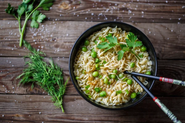 Chow mein: gebratene Nudeln mit Huhn und Gemüse in Großaufnahme. Horizontale Sicht von oben — Stockfoto