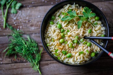 Chow Mein: kızarmış noodle ile tavuk ve sebze yakın çekim. üstten yatay görünüm
