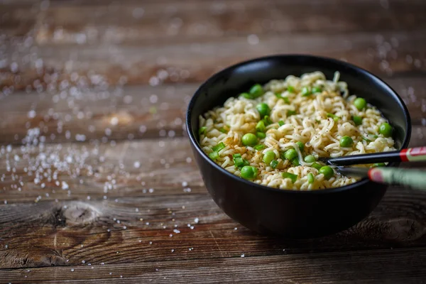新鮮なエンドウ豆とみじん切りタマネギと麺のボウル. — ストック写真