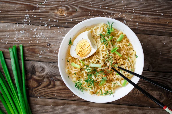 Asiatiske nudler med fersk grønn løk og kokt egg – stockfoto