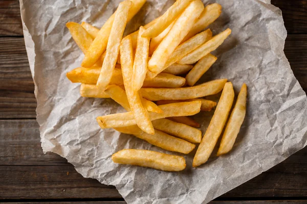 Pommes frites på träbord. — Stockfoto