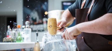 Barmen sonları buz tahta çekiç ile